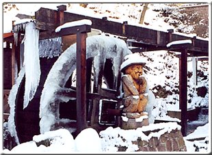 Vereistes Mühlrad mit dem Wassermüller