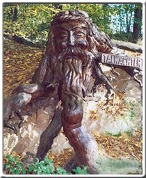 Geschnitzte Holzfigur am Weg