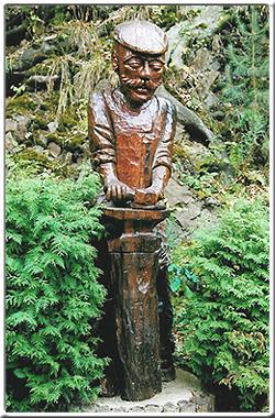 Holzfigur eines Schmieds